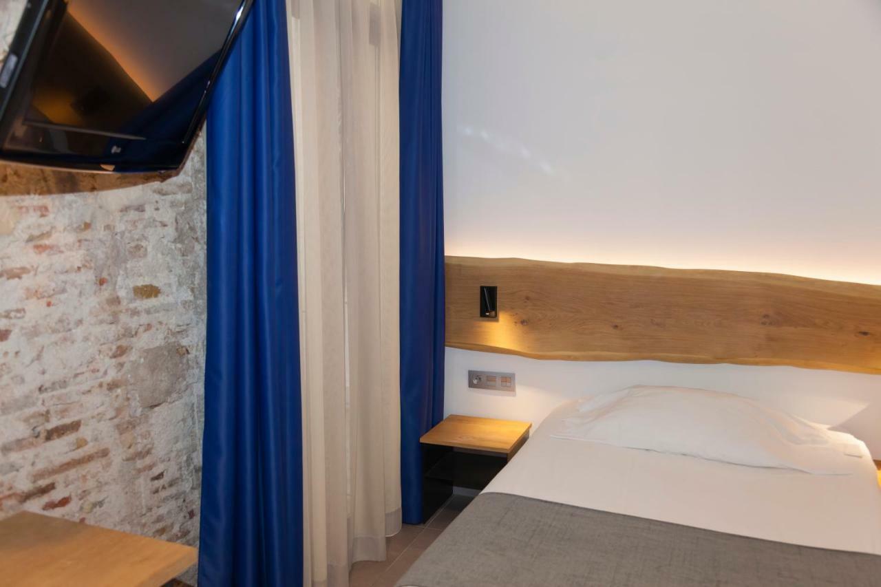Hostal Paris Barcelona Bagian luar foto