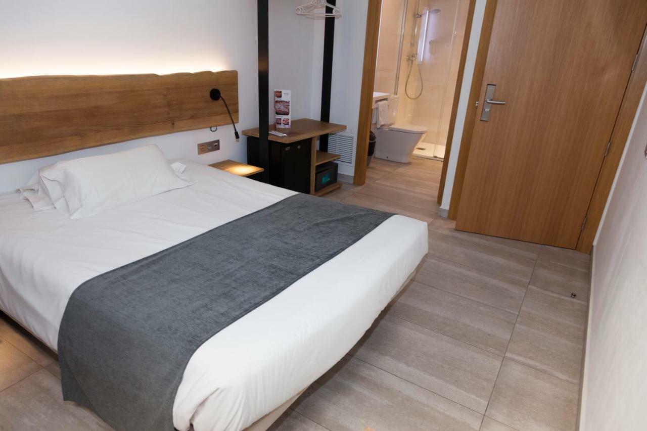 Hostal Paris Barcelona Bagian luar foto