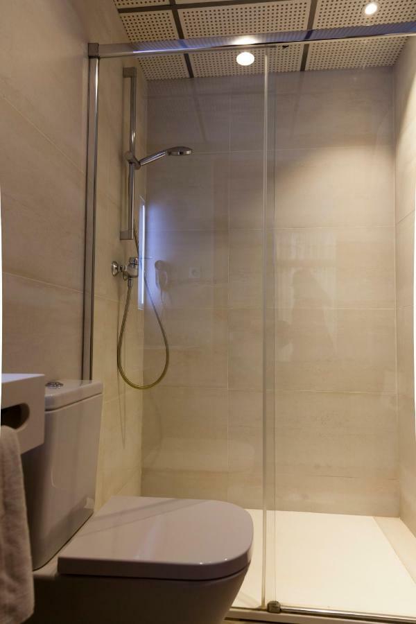 Hostal Paris Barcelona Bagian luar foto