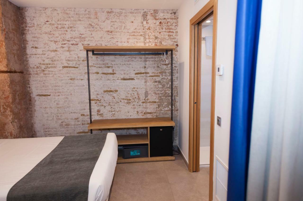 Hostal Paris Barcelona Bagian luar foto
